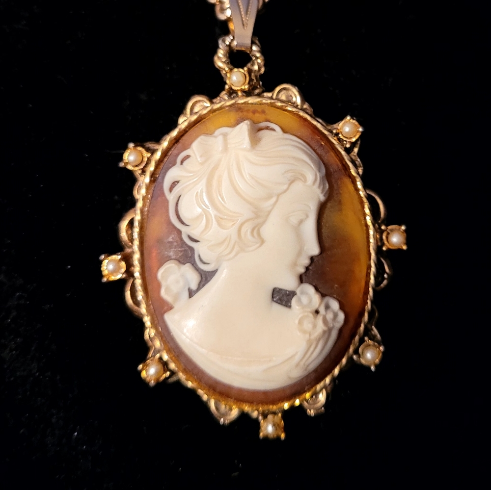 Cameo Gold Pendant/Brooch